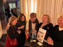 Gruppenfoto von Mitgliedern, die sich nach der Premiere getroffen haben